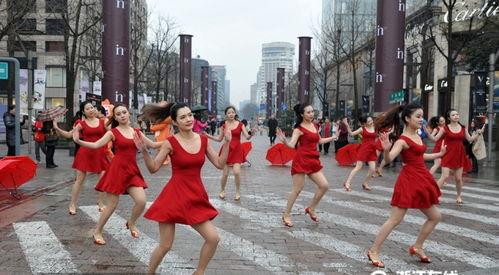 街头摆摊吃瓜,品味人间烟火气